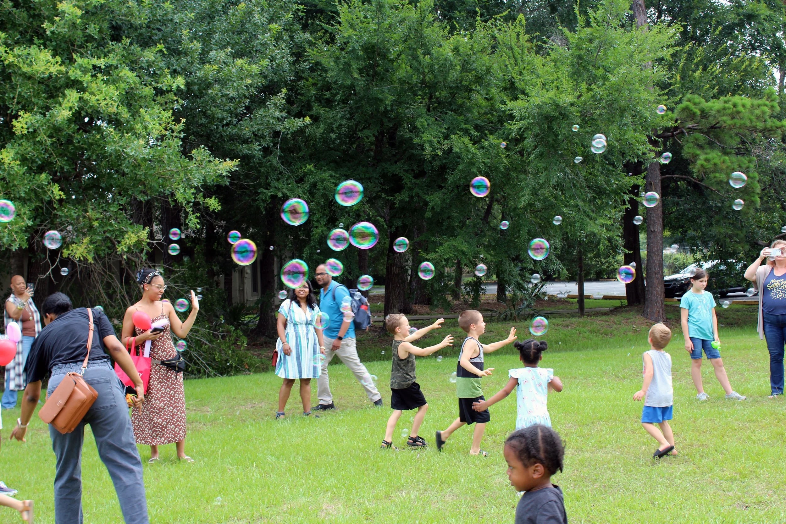 Families with bubbles at Pearl Fincher Museum